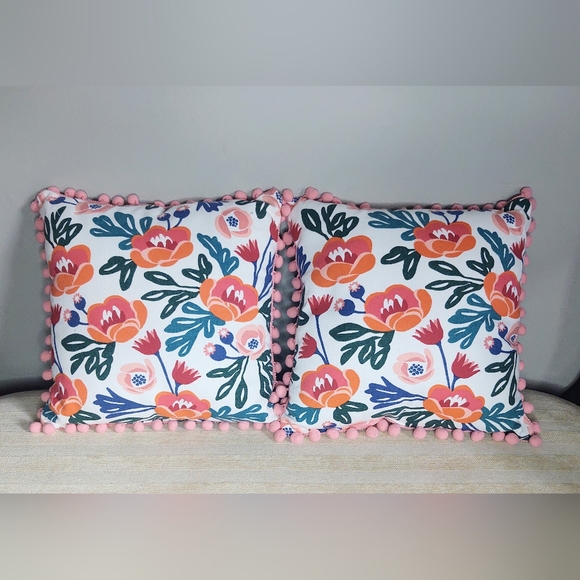 Target Bullseye Pillow Set 14 X 14 EUC - Picture 2 of 6